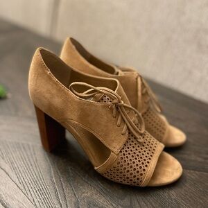 Tahari Megyn Tan Lace-Up Heels